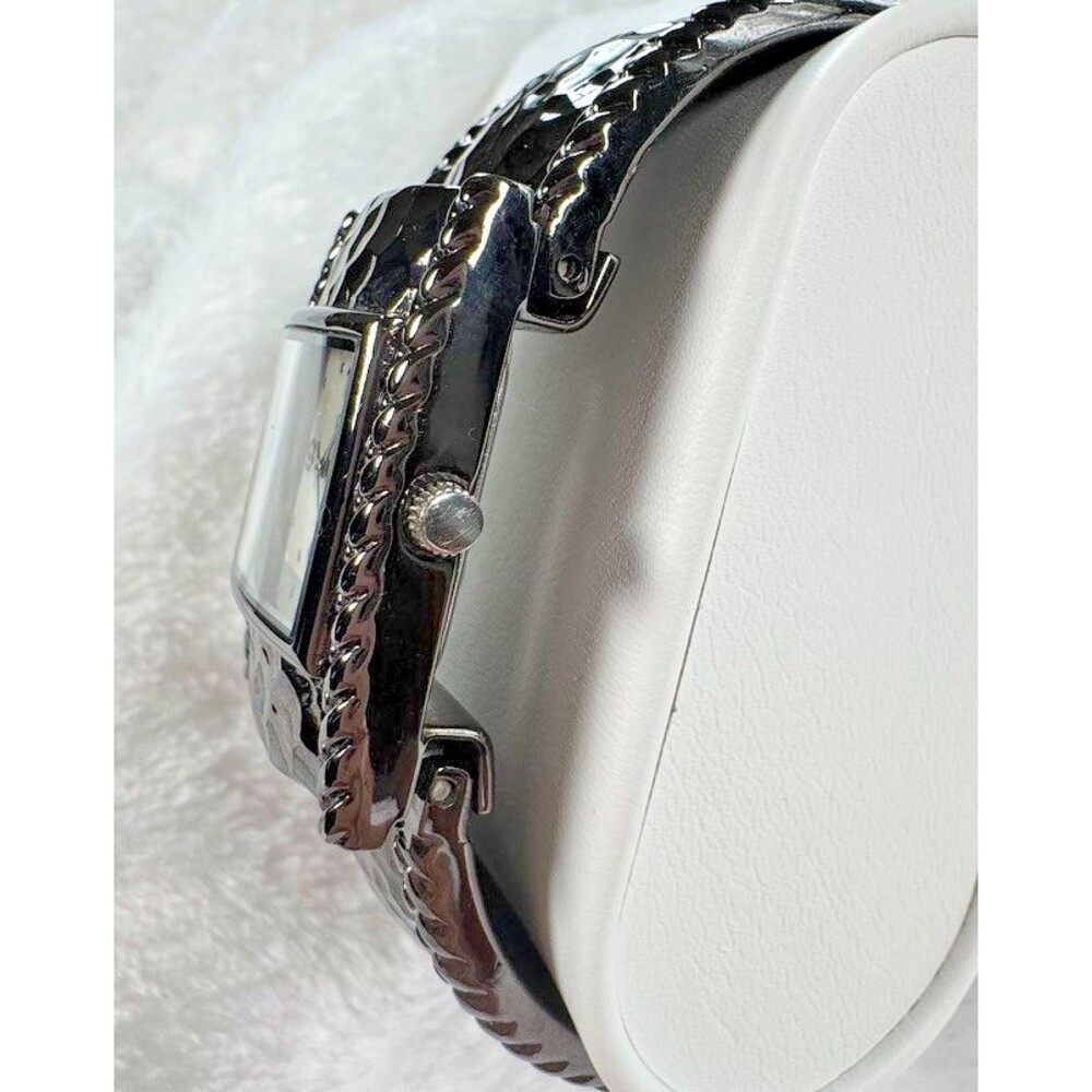 GNW Hammered Cuff Silver Toned Wide Bracelet Watch Y2K Quartz - Picture 8 of 16